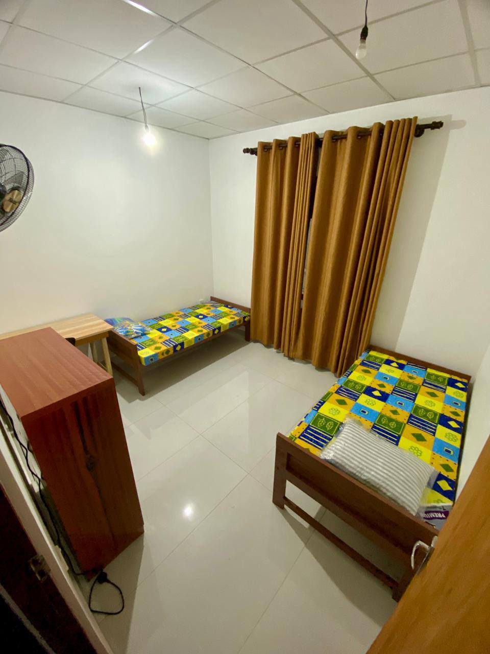 ගැහැණු ළමුන් සදහා නවාතැන් පහසුකම් ඇත. -  in , 