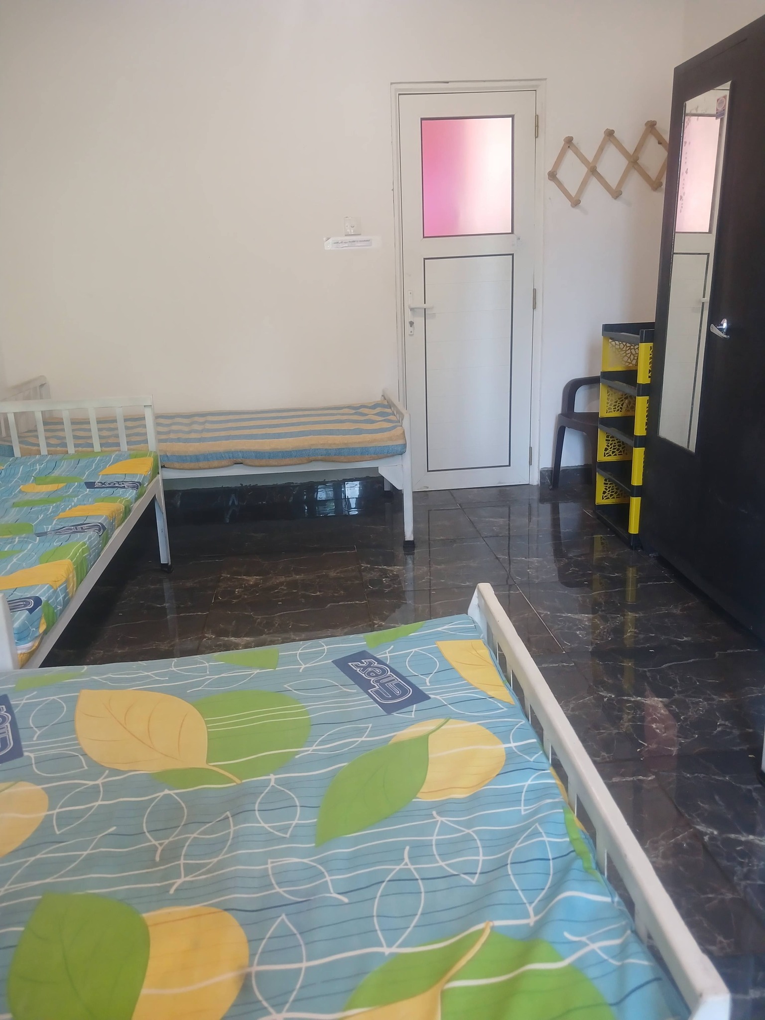රැකියාවේ යෙදෙන ගැහැණු අය සඳහා single or sharing rooms ඇත. -  in , 