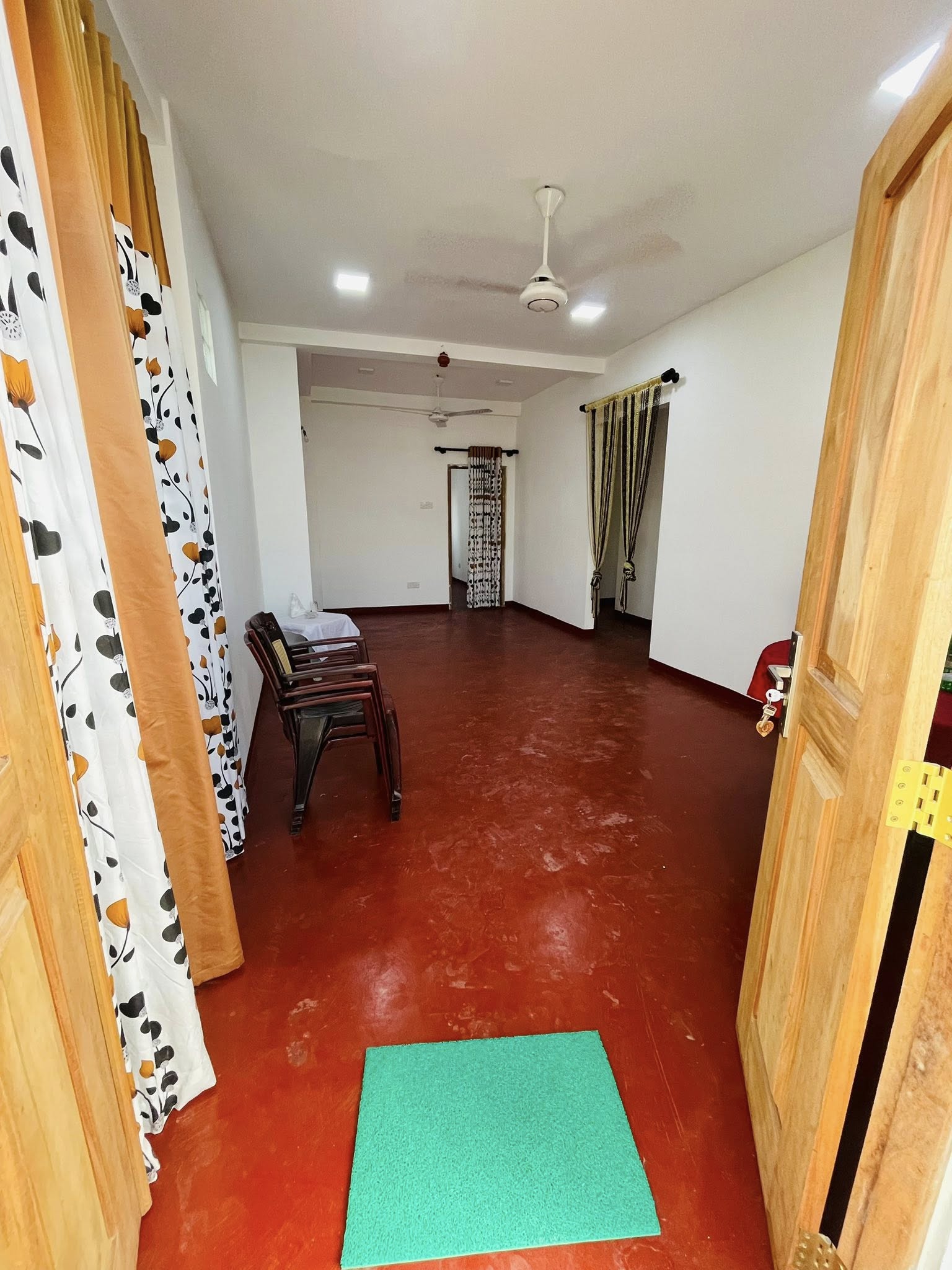 පිරිමි ළමුන් සදහා නවතැන් පහසුකම් ඇත. -  in , 